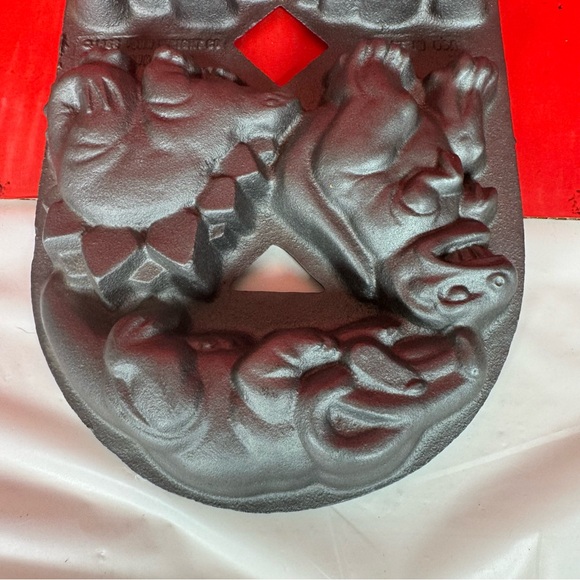 Vintage dinosaur cake pan preowned cash iron - Picture 7 of 8
